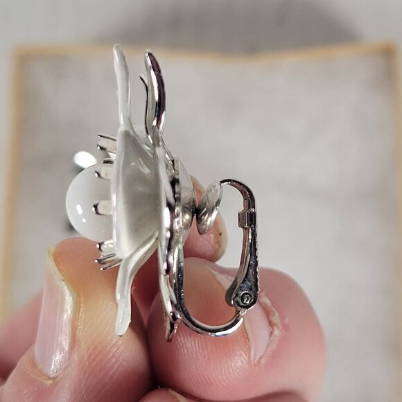 Sarah Coventry Vintage Classic White Flower Brooch & Clip-On Earrings Set - Picture 8 of 8